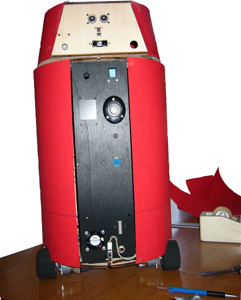 Il robot DoRG sta provando il modello in cartoncino rosso per fare il vestito definitivo.